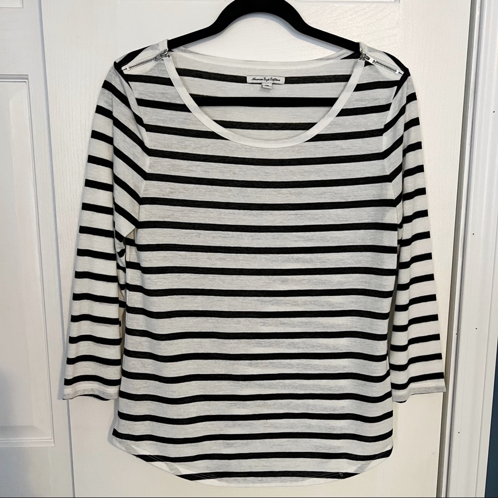 2/$10⭐️American Eagle Zipper Shoulder Tee